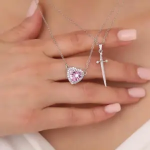 القلب الوردي مع الخنجر